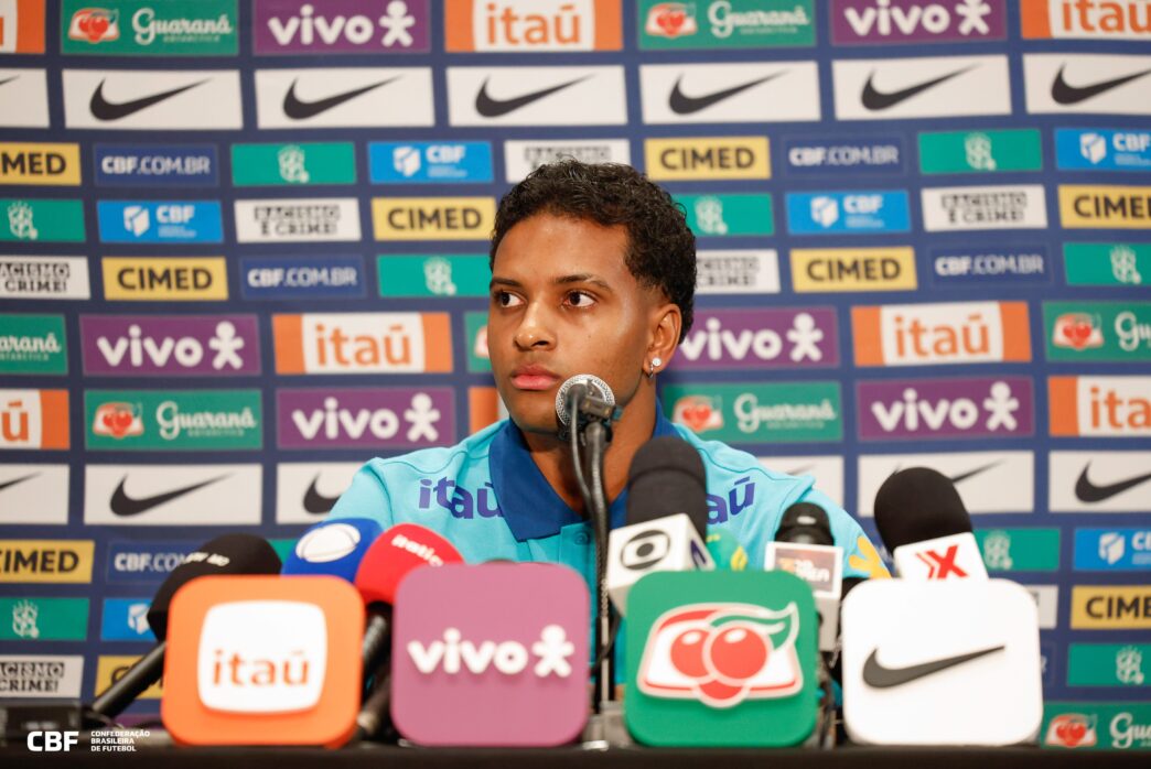 Rodrygo volta à Seleção e celebra reencontro com Ancelotti: “Foi um longo tempo longe, mas agora estou bem”