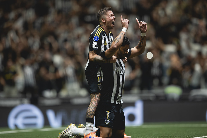 Hulk e Bernard brilham, Atlético vence e fará final da Sula