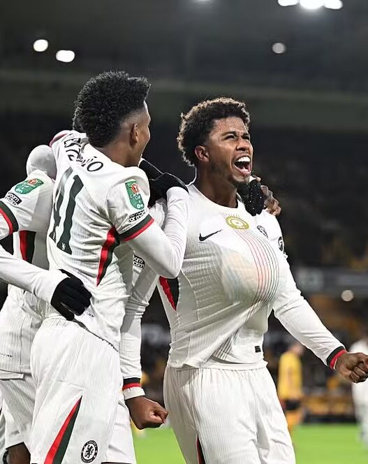 Andrey Santos vibra com primeiro gol pelo Chelsea