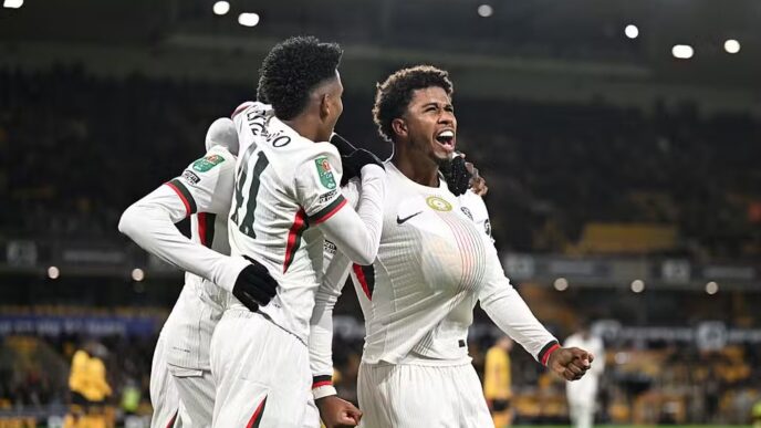 Andrey Santos vibra com primeiro gol pelo Chelsea