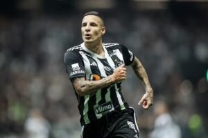 Arana recebe apoio no Atlético após vaias