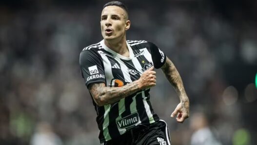 Arana recebe apoio no Atlético após vaias