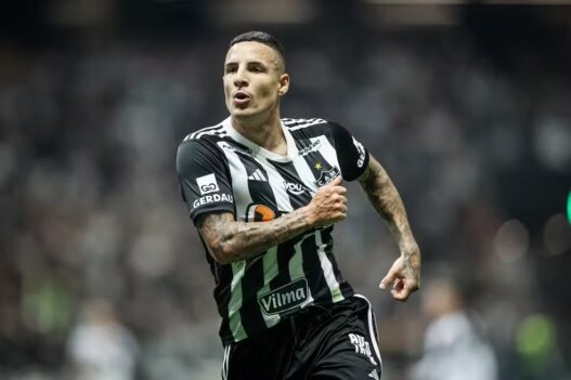 Arana recebe apoio no Atlético após vaias