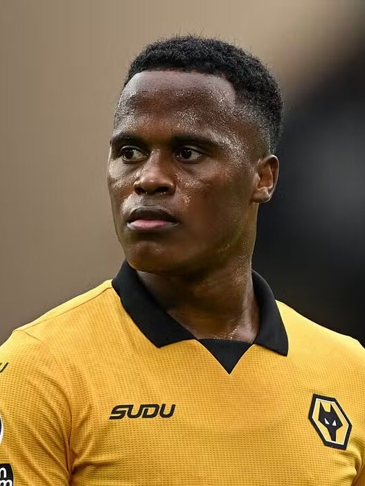 Arias revela detalhes de adaptação na Inglaterra