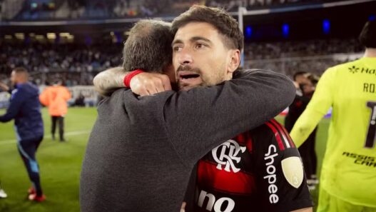 Arrascaeta, do Flamengo, minimiza provocações do Racing