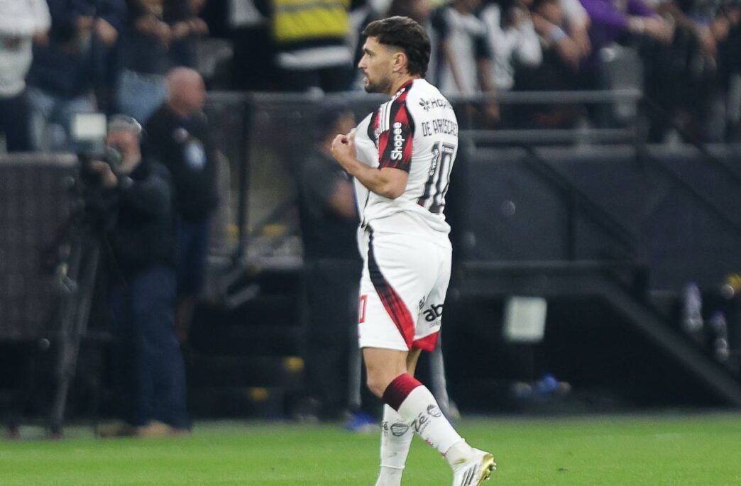 Arrascaeta foca em renovação com o Flamengo