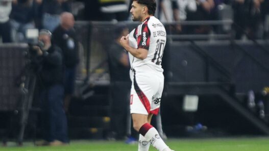 Arrascaeta foca em renovação com o Flamengo