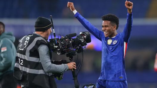 Estêvão celebra primeiro gol pelo Chelsea: "Seja o primeiro de muitos gols”,