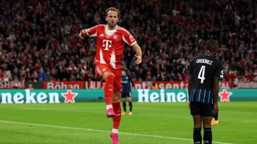 Harry Kane marca e Bayern mantém 100% na Champions