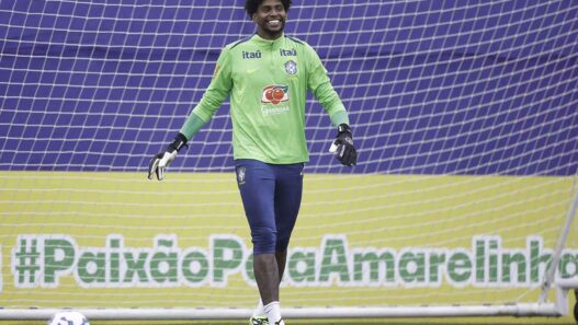 Titular do Brasil, Hugo Souza analisa carreira