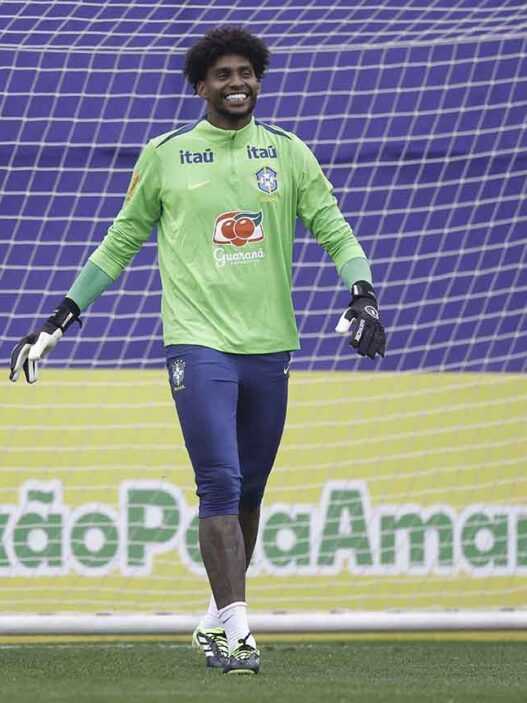 Titular do Brasil, Hugo Souza analisa carreira