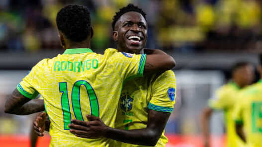 Ancelotti testa Vini Jr. e Rodrygo juntos em treino da Seleção na Coreia do Sul