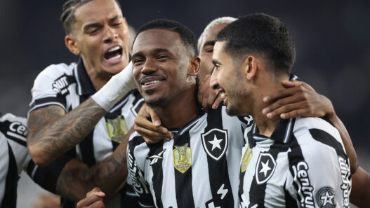 Botafogo vence e entra no G4, já Santos e Grêmio empatam na Vila; veja o resumo