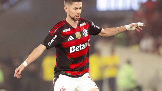 Jorginho, do Flamengo, afirma que é melhor jogar em campo sintético do que gramado ruim