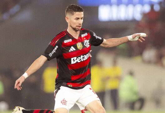 Jorginho, do Flamengo, afirma que é melhor jogar em campo sintético do que gramado ruim