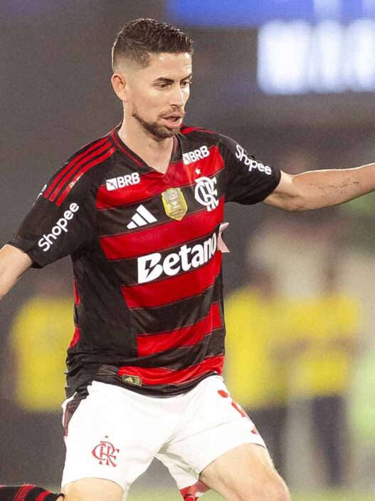 Jorginho, do Flamengo, afirma que é melhor jogar em campo sintético do que gramado ruim