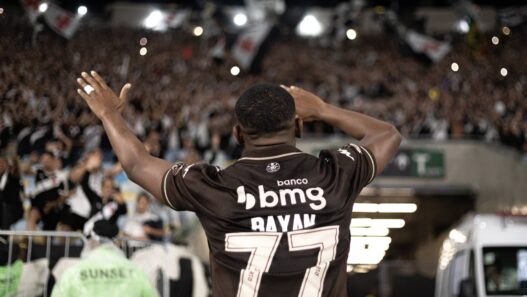 Rayan é enaltecido por Fernando Diniz e Coutinho após brilhar no Vasco