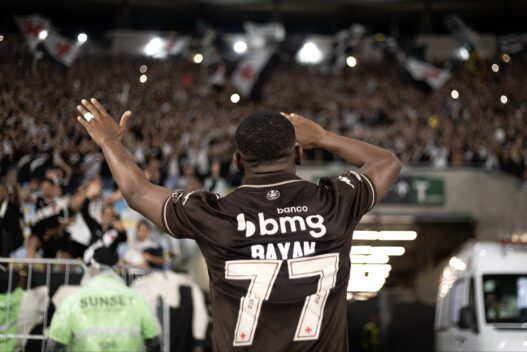 Rayan é enaltecido por Fernando Diniz e Coutinho após brilhar no Vasco