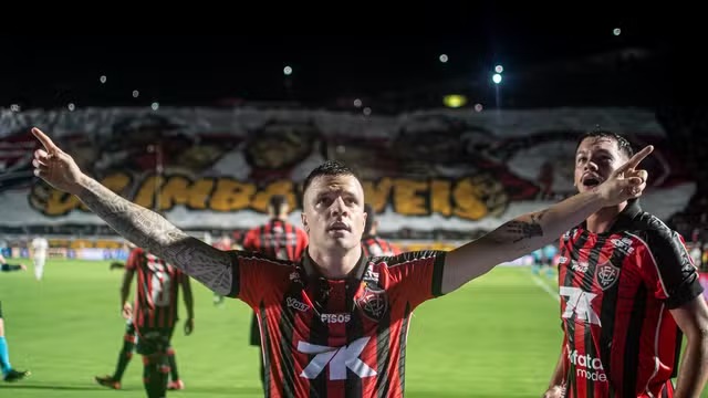 Vitória vence o Bahia e ainda sonha em ficar na elite