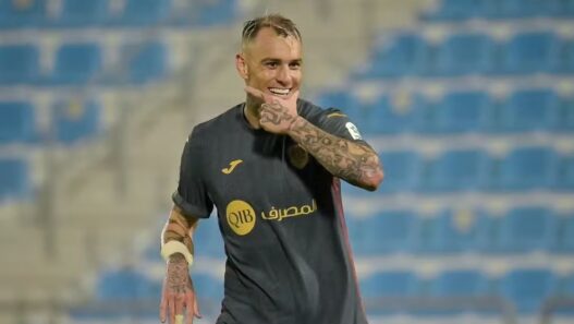 Roger Guedes soma brilhantes números no Catar após negociação frustrada