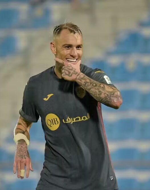 Roger Guedes soma brilhantes números no Catar após negociação frustrada