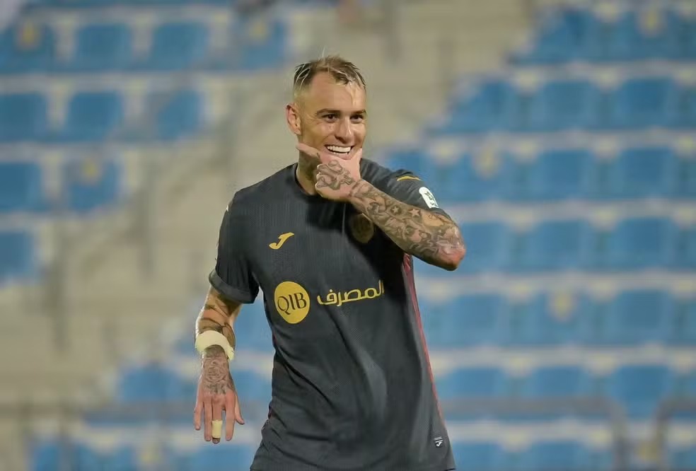 Roger Guedes soma brilhantes números no Catar após negociação frustrada