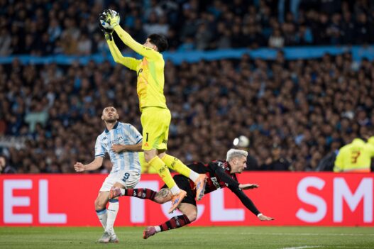 Rossi brilha, Flamengo empata com o Racing e está na final da Libertadores