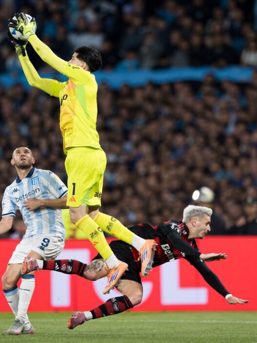 Rossi brilha, Flamengo empata com o Racing e está na final da Libertadores