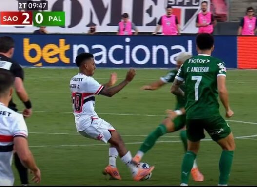 São Paulo vai acionar a FIFA e segue buscando conversas do VAR no clássico