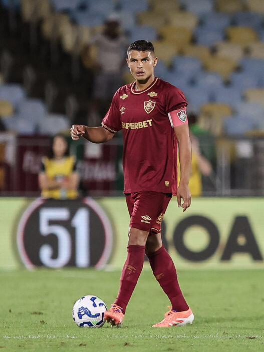 Thiago Silva marca e Fluminense vence no Maracanã