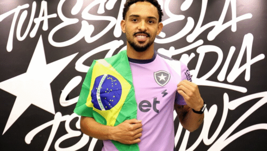 Vitinho é convocado por Ancelotti para a Seleção Brasileira após corte de Vanderson