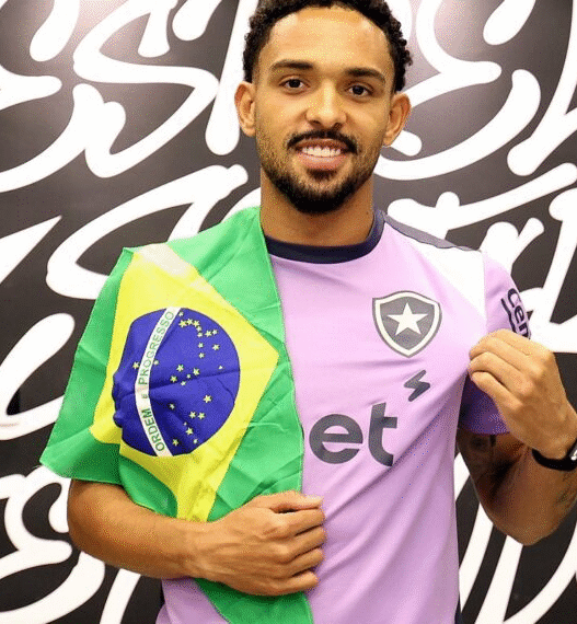 Vitinho é convocado por Ancelotti para a Seleção Brasileira após corte de Vanderson