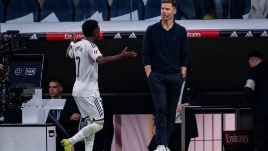 Crise entre Vini Júnior e Xabi Alonso é abafada no Real Madrid, mas desgaste interno preocupa