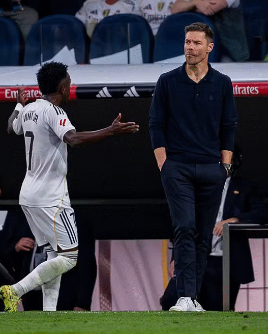 Crise entre Vini Júnior e Xabi Alonso é abafada no Real Madrid, mas desgaste interno preocupa