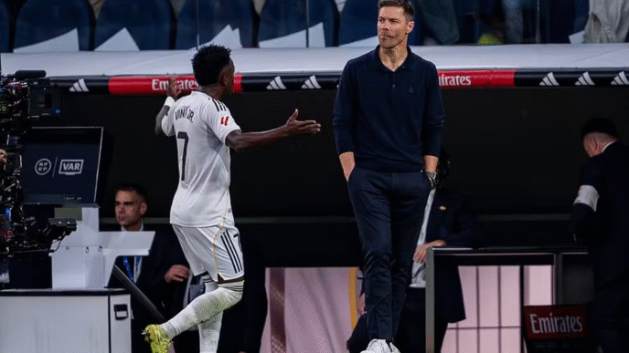 Crise entre Vini Júnior e Xabi Alonso é abafada no Real Madrid, mas desgaste interno preocupa