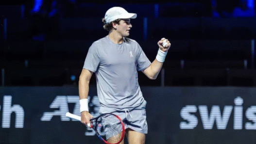 João Fonseca estreia com vitória no Masters 1000 de Paris
