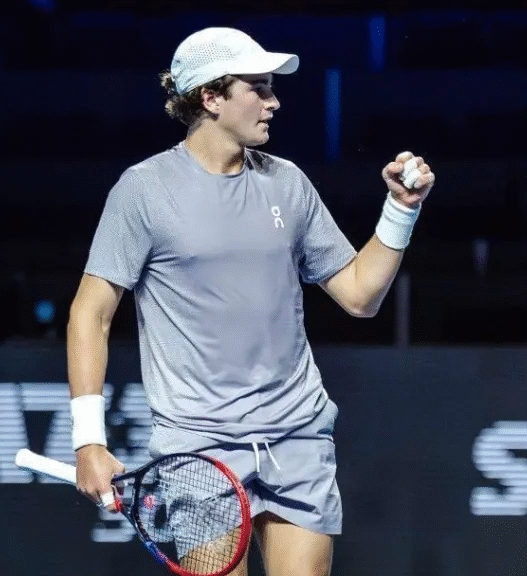 João Fonseca estreia com vitória no Masters 1000 de Paris