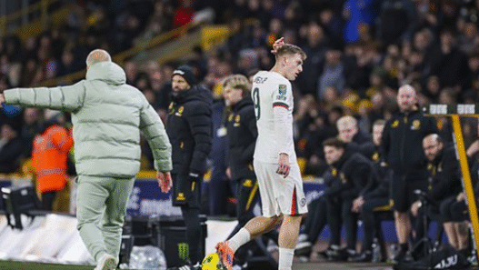 Delap volta após dois meses fora, é expulso em sete minutos e leva bronca pública de Maresca