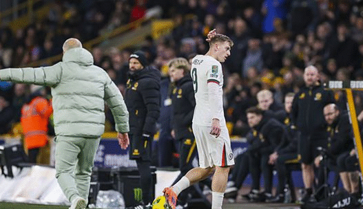 Delap volta após dois meses fora, é expulso em sete minutos e leva bronca pública de Maresca