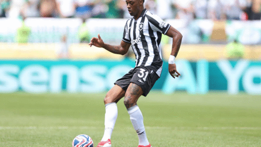 Kaio Pantaleão rompe ligamentos do joelho e fica fora do Botafogo até 2026