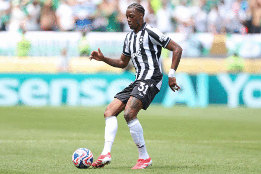 Kaio Pantaleão rompe ligamentos do joelho e fica fora do Botafogo até 2026