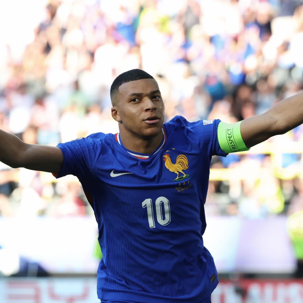 Mbappé tranquiliza Real Madrid após susto com pancada no tornozelo em jogo pela França