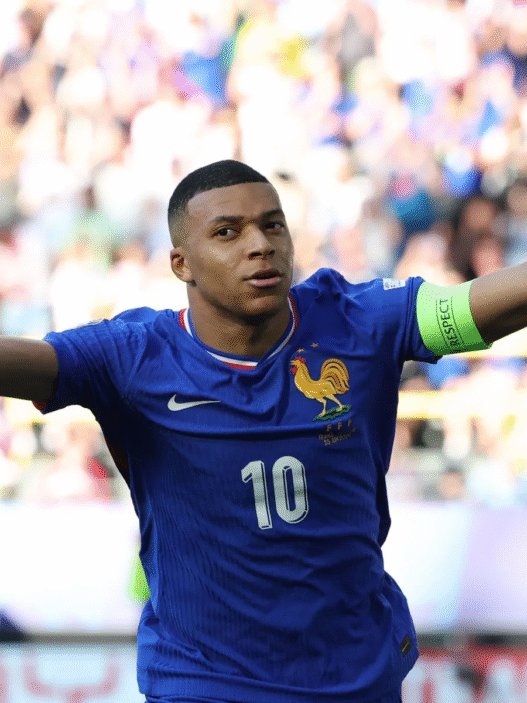 Mbappé tranquiliza Real Madrid após susto com pancada no tornozelo em jogo pela França