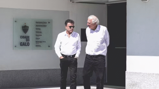 Atlético-MG realiza reunião de cobrança com comissão técnica e líderes do elenco