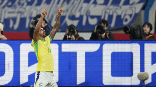 Paulo Henrique vive momento especial com gol pela Seleção