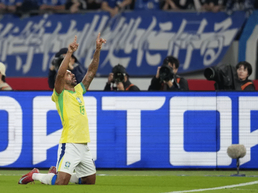 Paulo Henrique vive momento especial com gol pela Seleção