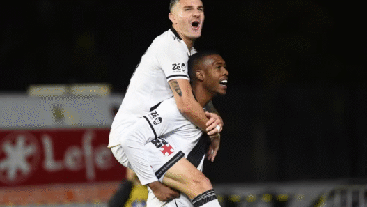 Vegetti e Rayan quebram tabu que durava 14 anos no Vasco