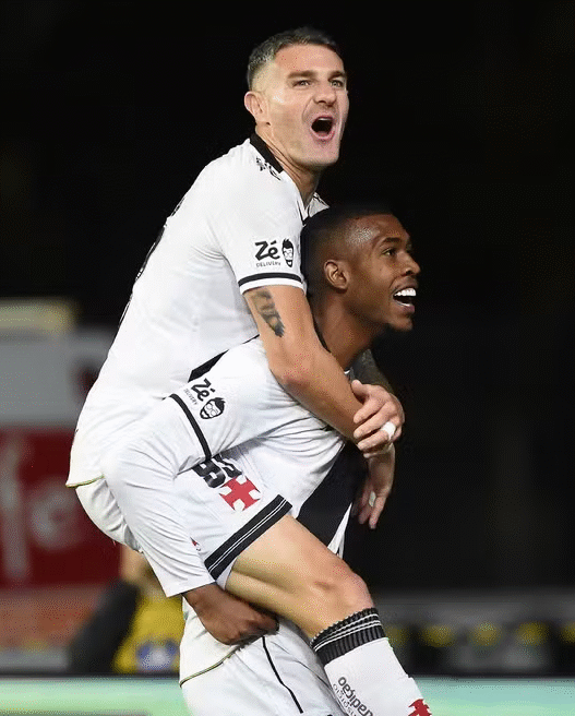 Vegetti e Rayan quebram tabu que durava 14 anos no Vasco