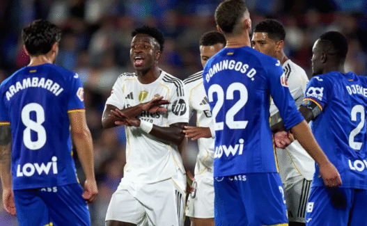 Vini Jr. discute com zagueiro do Getafe durante vitória do Real Madrid