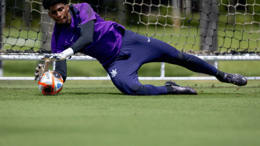 Hugo Souza sofre luxação e vira dúvida no Corinthians para duelo com o Vitória